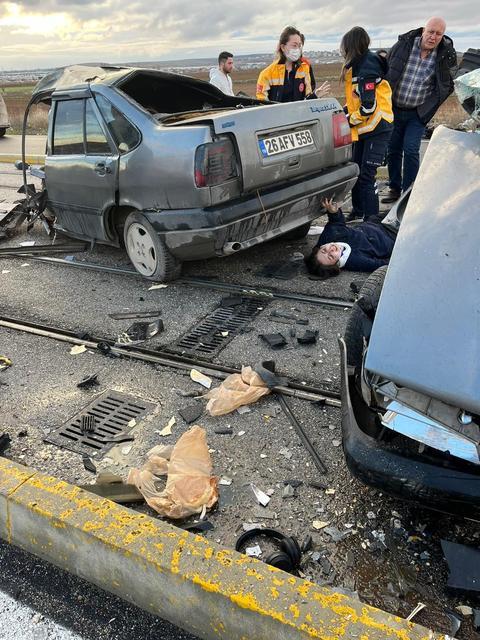 DİREĞE ÇARPAN ARAÇ İKİYE BÖLÜNDÜ: 1 ÖLÜ, 1'İ AĞIR 3 YARALI