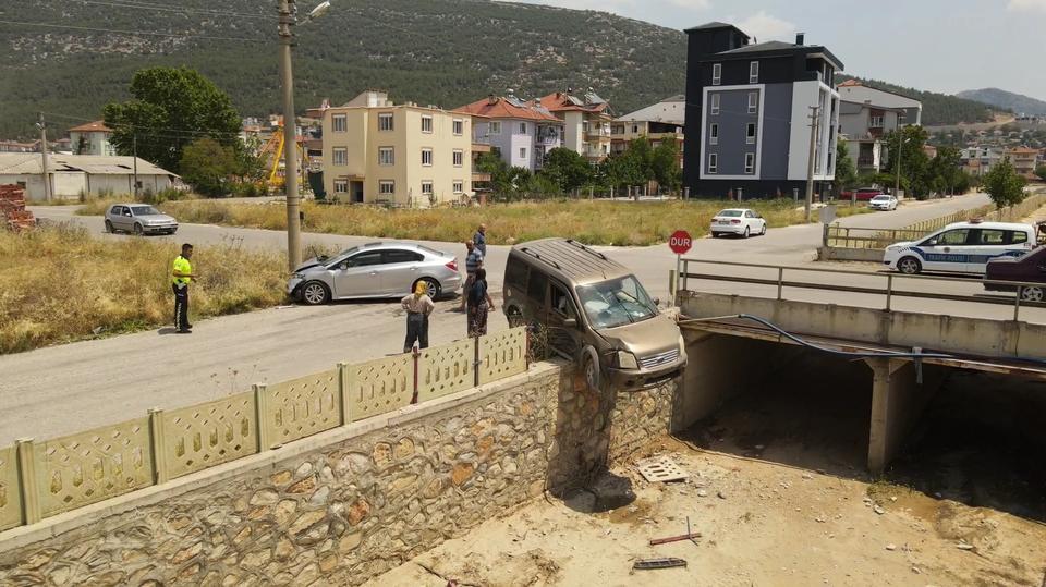 BURDUR'DA İKİ OTOMOBİL ÇARPIŞTI, ARAÇLARDAN BİRİ KÖPRÜDE ASILI KALDI: 3 YARALI