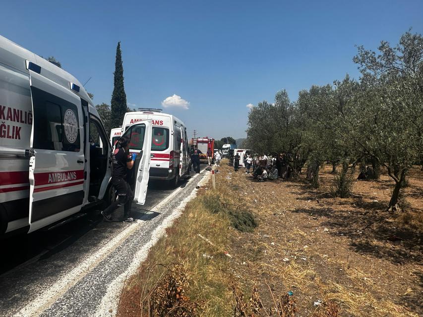 MANİSA'DA KAMYONET OTOBÜSLE ÇARPIŞTI: 10 YARALI