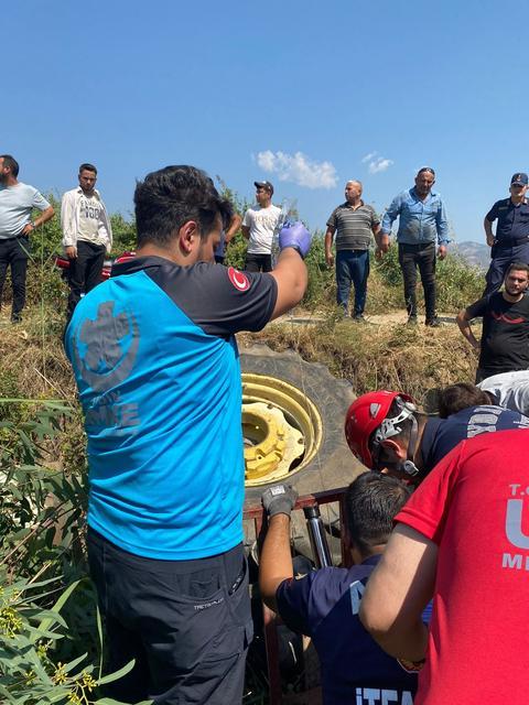 DEVRİLEN TRAKTÖRÜN ALTINA KALAN ŞAHIS YARALI KURTULDU