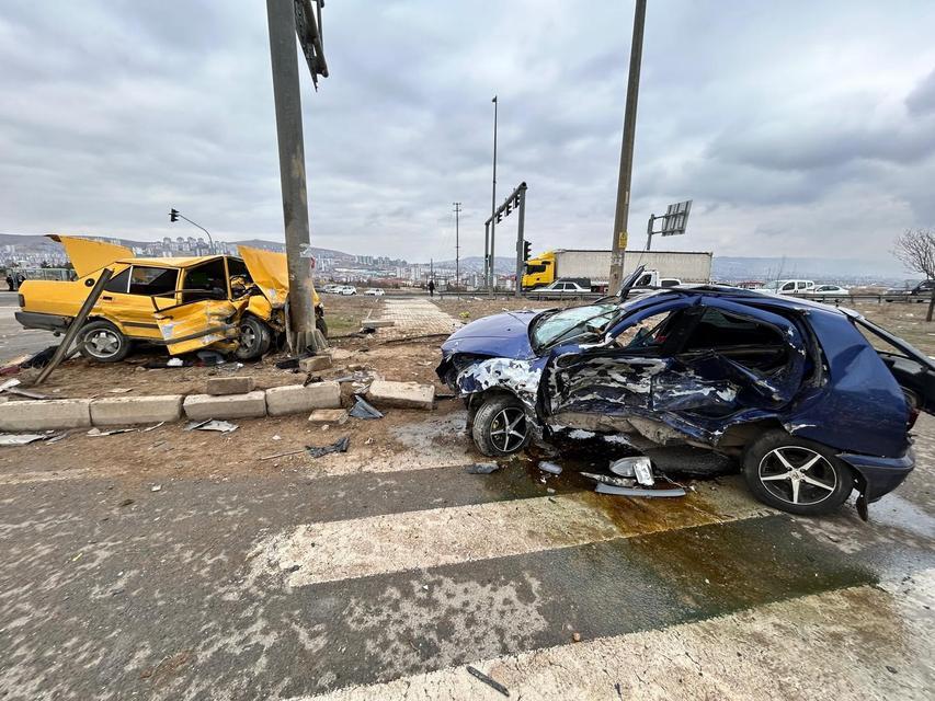 Işık ihlali kazaya davetiye çıkardı: 1'i ağır 3 yaralı