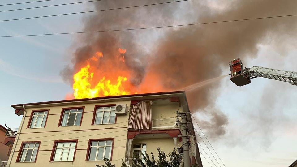 KARAMAN'DA BİNANIN ÇATISI ALEV TOPUNA DÖNDÜ, MAHALLELİ SOKAĞA DÖKÜLDÜ