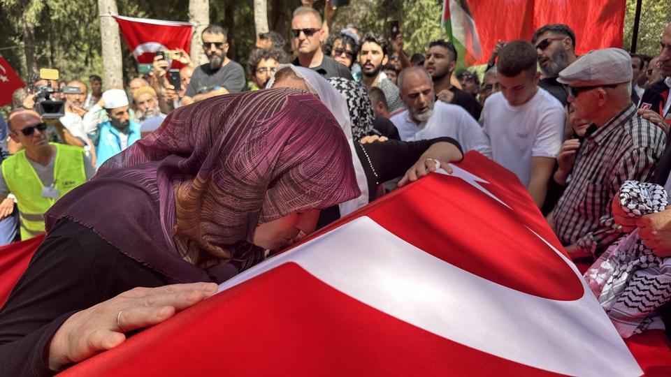 AYŞENUR'A SON KEZ DOKUNDULAR GÖZ YAŞLARI SEL OLDU TABUTA SIMSIKI SARILDILAR, KIZLARINDAN BİR AN OLSUN AYRILAMADILAR