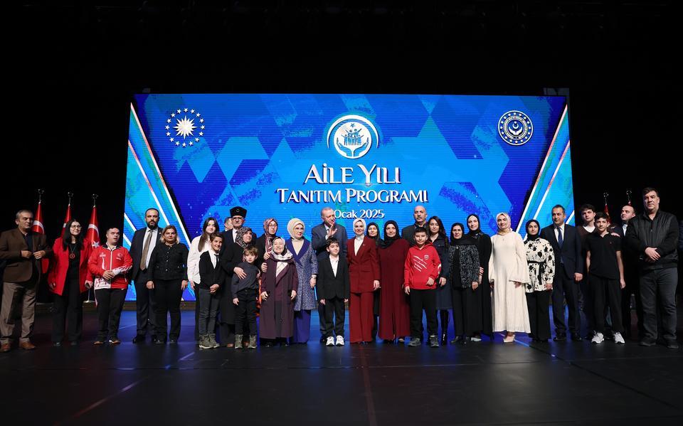 CUMHURBAŞKANI ERDOĞAN'DAN 'AİLE YILI' MÜJDELERİ "YENİ EVLENECEK GENÇLERİMİZE AİLE VE GENÇLİK FONU DAHİLİNDE VERDİĞİMİZ FAİZSİZ KREDİ DESTEĞİNİ 81 İLİMİZİN TAMAMINDA UYGULAMAYA ALIYORUZ" "EVLİLİĞE İLK ADIMINI ATAN GENÇLERİMİZE 48 AY VADELİ, 2 YIL GERİ ÖDEMESİZ, 150 BİN LİRA TUTARINDA FAİZSİZ KREDİ DESTEĞİ SUNUYORUZ" "AİLE KURMAYI TEŞVİK EDECEK, MADDİ DESTEKLER, DANIŞMANLIK HİZMETLERİ VE GENÇ ÇİFTLER İÇİN KONUT DESTEKLERİ GİBİ UYGULAMALARI DEVREYE ALACAĞIZ" "ESNEK VE UZAKTAN ÇALIŞMA MODELLERİYLE KADINLARIN EV VE İŞ HAYATLARINI RAHATLATACAK YENİ İMKANLARI HAYATA GEÇİRECEĞİZ" "YENİ DOĞACAK İLK ÇOCUK İÇİN VERDİĞİMİZ TEK SEFERLİK DOĞUM YARDIMINI 5 BİN LİRAYA YÜKSELTİYORUZ" "YENİ DOĞACAK İKİNCİ VE SONRAKİ ÇOCUKLAR İÇİN HİÇBİR ŞART GÖZETMEKSİZİN VERECEĞİMİZ ÇOCUK YARDIMLARINI HER AY ANNELERİMİZİN HESABINA YATIRACAĞIZ" "İKİNCİ ÇOCUK İÇİN HER AY BİN 500 LİRA, ÜÇÜNCÜ VE SONRAKİ ÇOCUKLAR İÇİN DE HER AY 5 BİN LİRA OLACAK ŞEKİLDE ÇOCUK YARDIMLARINI DEVREYE ALIYORUZ"