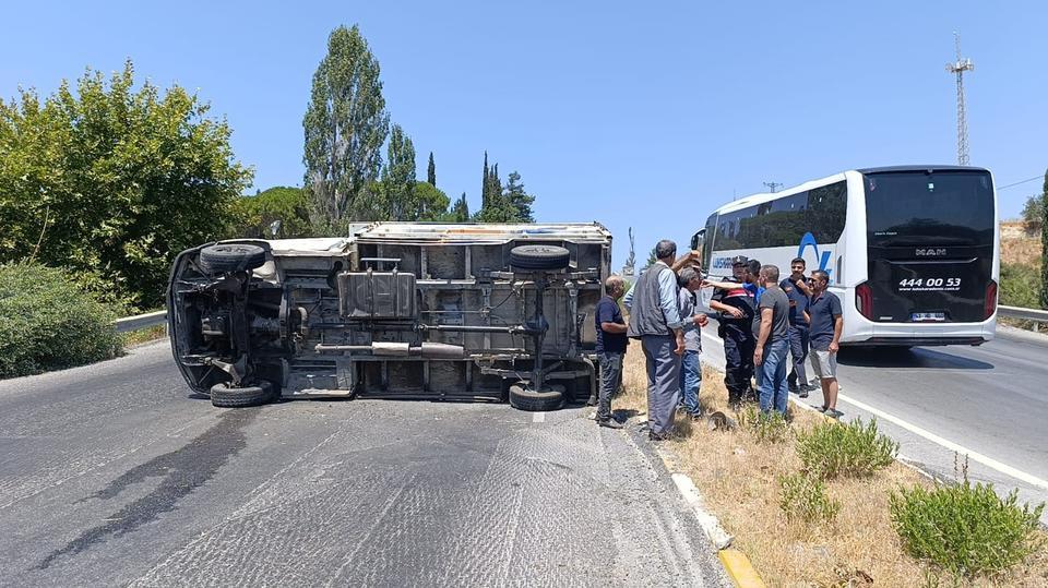 SÖKE'DEKİ KAZADA İKİ ARAÇ DEVRİLDİ: 4 YARALI