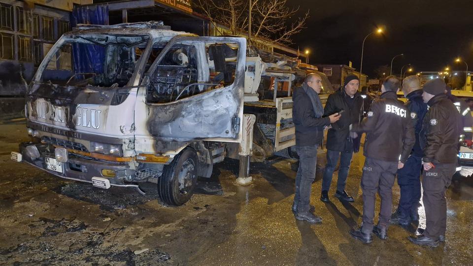 Kundaklanan kurtarıcı demir yığınına döndü