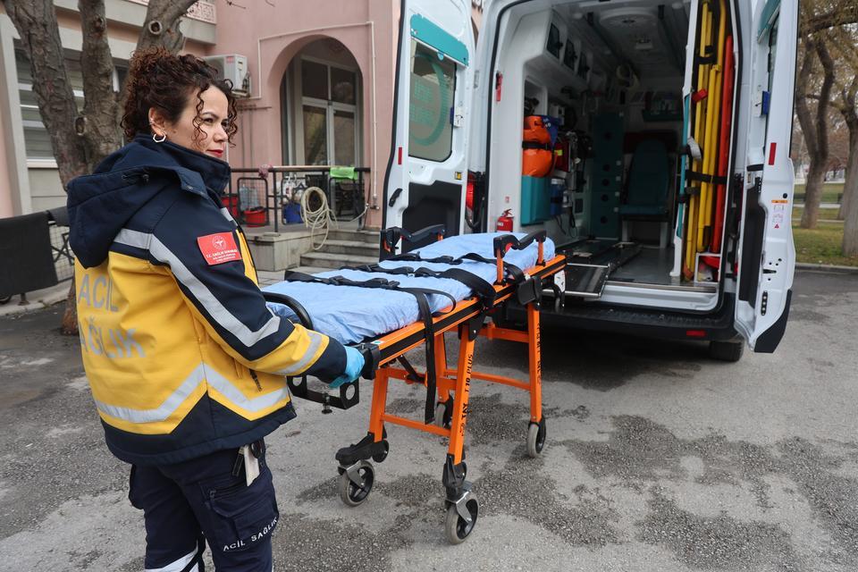 KADIN AMBULANS ŞOFÖRÜ HAYAT KURTARMAK İÇİN ZAMANLA YARIŞIYOR KONYA'DA AMBULANSTA PARAMEDİK OLARAK 14 YILDIR GÖREV YAPAN KADIN SAĞLIK ÇALIŞANI, HAYALİ OLAN AMBULANS ŞOFÖRLÜĞÜNÜN EĞİTİMİ TAMAMLAYIP DİREKSİYONA GEÇTİ