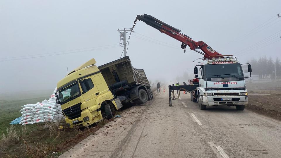 Gübre yüklü tır devrildi, sürücü yaralandı