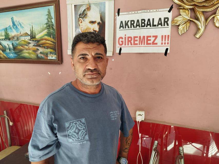 BEDAVACI AKRABALARA İSYAN ETTİ, DÜKKANINA 'AKRABALAR GİREMEZ' PANKARTI ASTI İZMİR'DE ESNAFIN AKRABA İSYANI: 'AKRABALAR GİREMEZ'