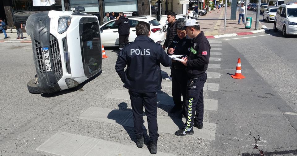 PARA TAŞIYAN ZIRHLI ARAÇ İLE OTOMOBİL ÇARPIŞTI,  PARALAR ÇUVALLARLA NAKLEDİLDİ KAVŞAKTA ZIRHLI ARAÇ İLE OTOMOBİL ÇARPIŞTI: 4 YARALI