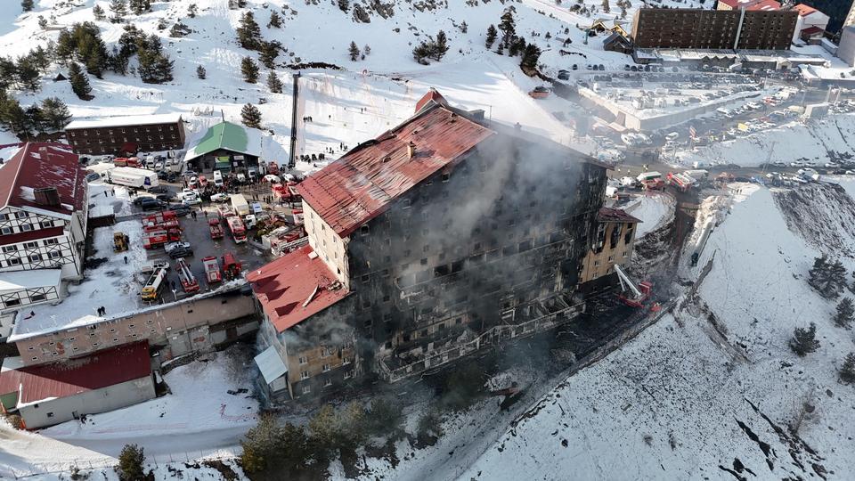 GÜNÜN EN ACI GÖRÜNTÜSÜ: 66 KİŞİNİN ÖLMESİ KAYAK KEYFİNE ENGEL OLMADI BİR TARAFTA SÖNDÜRME ÇALIŞMALARI, DİĞER YANDA KAYAK KEYFİ