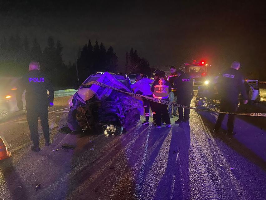 (DÜZELTME) ANTALYA'DA 3 ARACIN KARIŞTIĞI FECİ KAZA: 3 ÖLÜ KONTROLDEN ÇIKIP KARŞI ŞERİDE GEÇTİ: HURDAYA DÖNEN TOFAŞ OTOMOBİLDE KURTULAN OLMADI