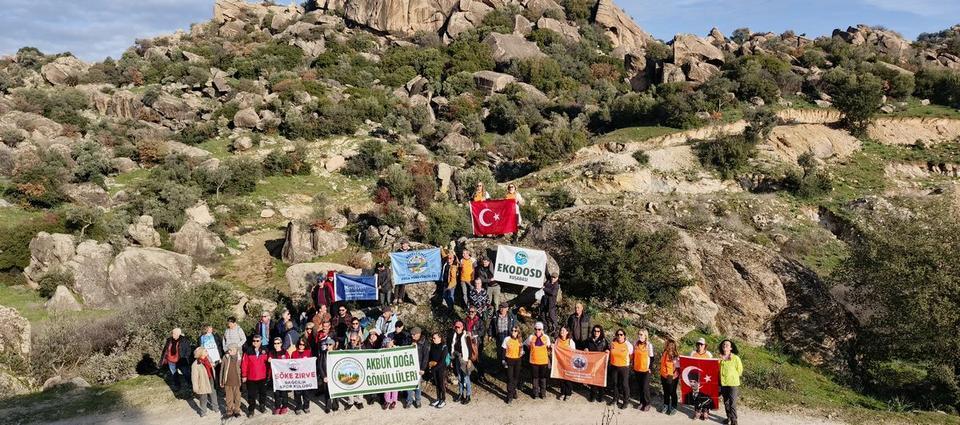 Çevre Gönüllülerinden Beşparmak Dağı’na çıkartma