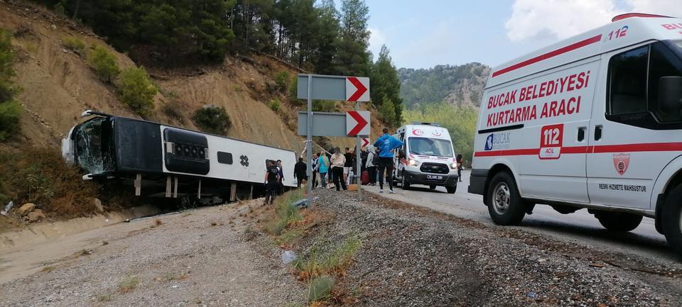 ISPARTA-ANTALYA YOLUNDA YOLCU OTOBÜSÜ ŞARAMPOLE DEVRİLDİ: 8 YARALI