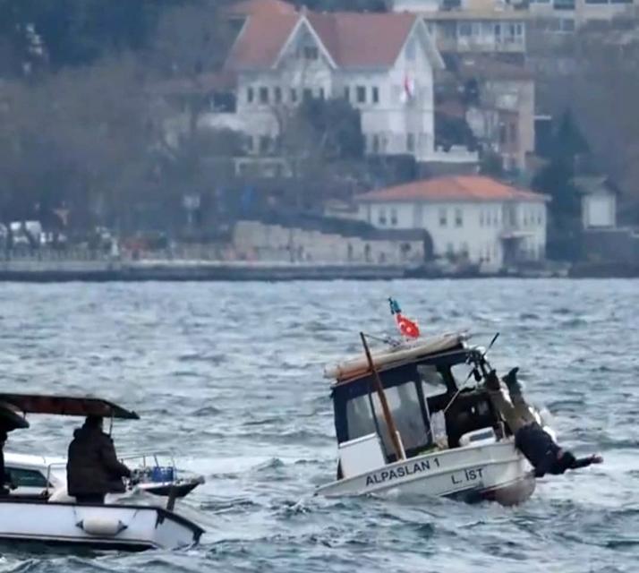 Dalga nedeniyle denize düşen balıkçıyı kurtarma operasyonu kamerada