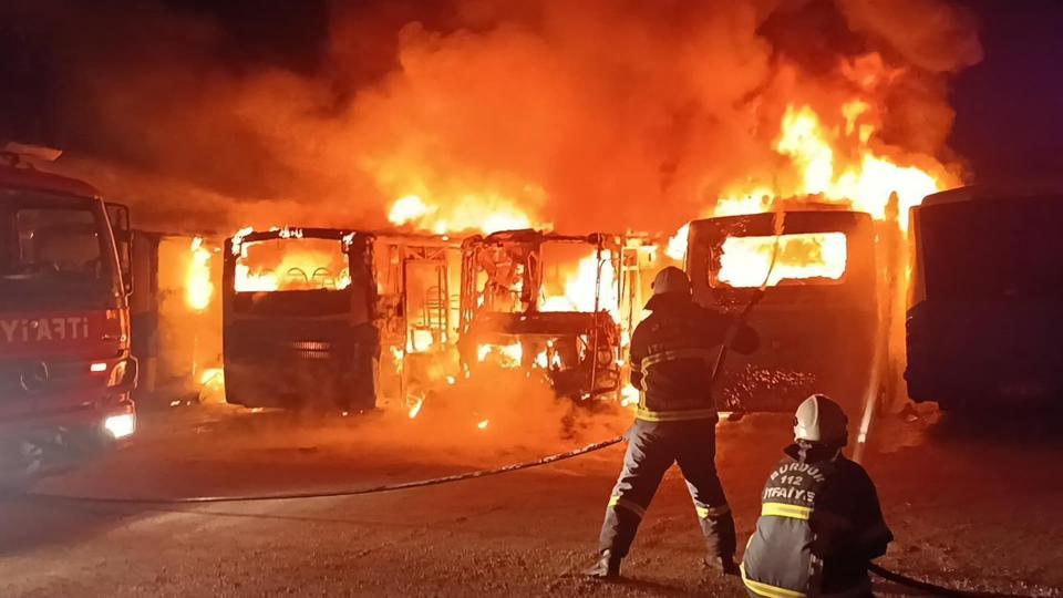 5 halk otobüsü alev alev yanarak hurdaya döndü