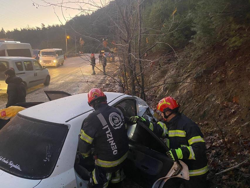 Kontrolden çıkan otomobil ağaca çarptı: 3 yaralı