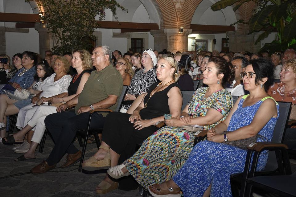 KATAR'IN İLK KADIN SANATÇISI TÜRKİYE'DEKİ İLK KONSERİNİ KUŞADASI'NDA VERDİ