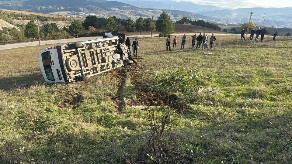 YOLDAN ÇIKAN SERVİS ARACI ŞARAMPOLE DEVRİLDİ: 1 YARALI