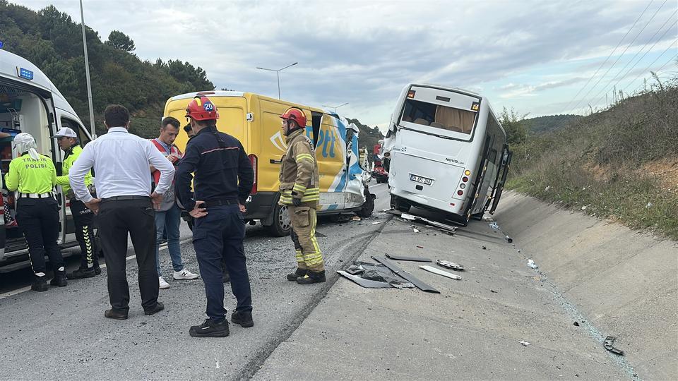 PTT aracı ile servis minibüsü çarpıştı: 4 yaralı