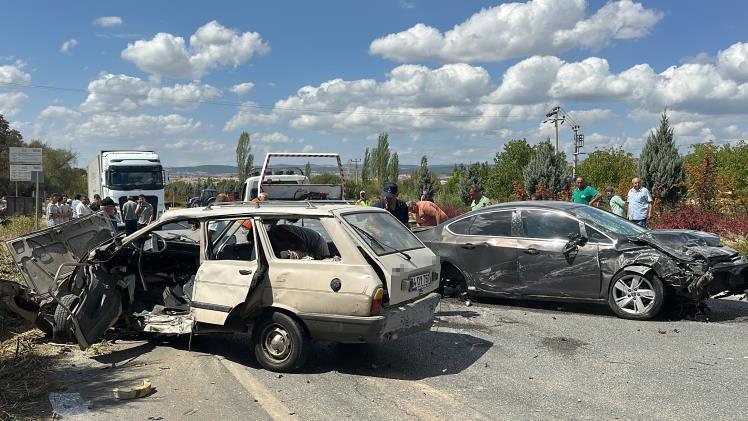 UŞAK'TA OTOMOBİLLER ÇARPIŞTI: 1 ÖLÜ, 4 YARALI