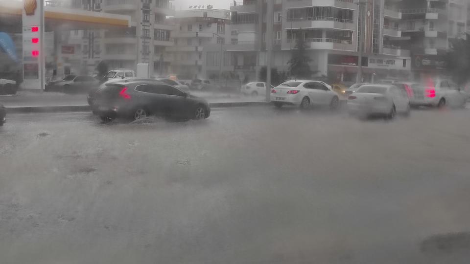 Sağanak yağış etkili oldu, yollar göle döndü