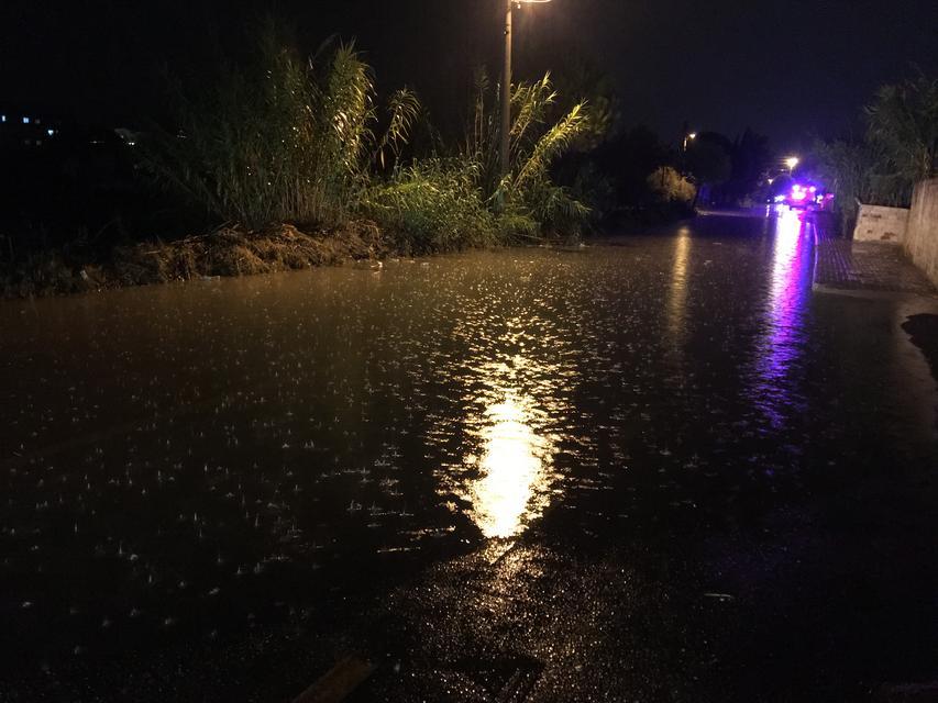 İNCİRLİOVA'DA SAĞANAK YAĞIŞ ETKİLİ OLDU BAZI EV VE TARLALARDA SU BASKINLARI YAŞANDI, YOLLAR GÖLE DÖNDÜ