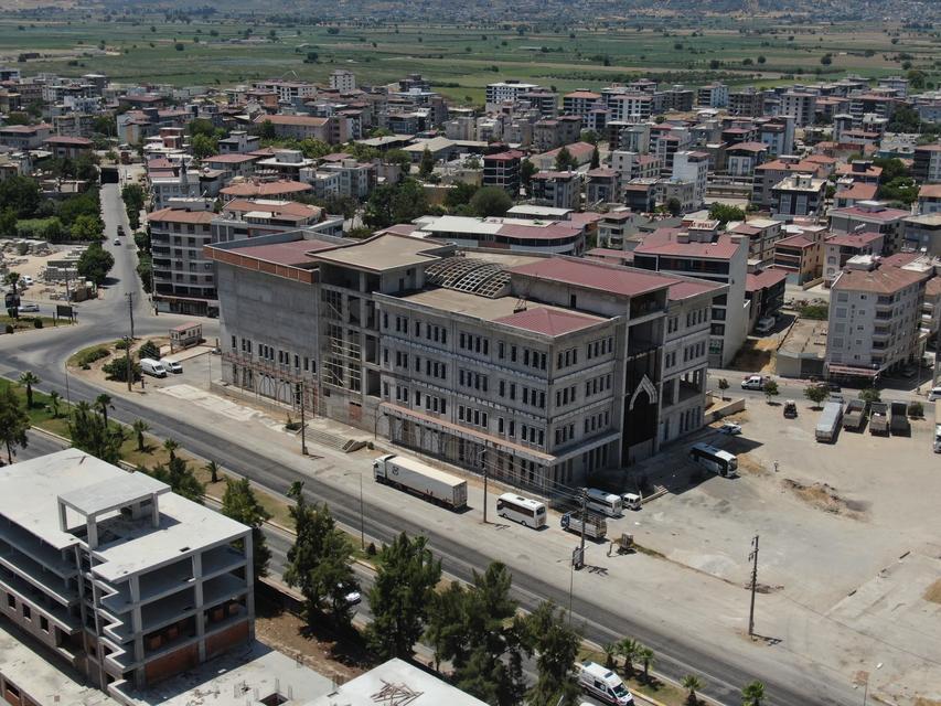 BELEDİYE BİNASI OLARAK İNŞA EDİLEN YAPI TALAN EDİLDİ: MİLYONLARCA LİRA KAMU ZARARI OLUŞTU DUVARLARDAN DELİKLER AÇARAK KATLARA ULAŞAN HIRSIZLAR, PARA EDEBİLECEK NE VARSA SÖKEREK BİNAYI HARABEYE ÇEVİRDİ