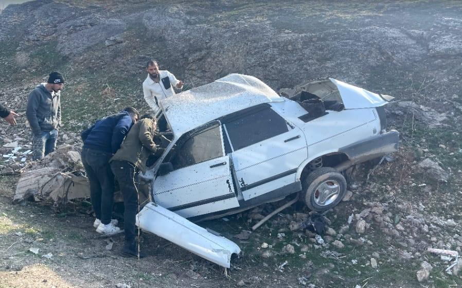 ŞANLIURFA'DA TIRLA ÇARPIŞIP ŞARAMPOLE DEVRİLEN OTOMOBİLİN SÜRÜCÜSÜ AĞIR YARALANDI