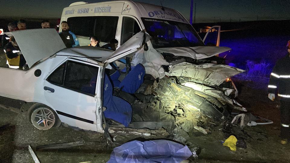 AKSARAY'DA FECİ KAZA: TOFAŞ OTOMOBİL İKİYE BÖLÜNDÜ, BABA VE KIZI HAYATINI KAYBETTİ