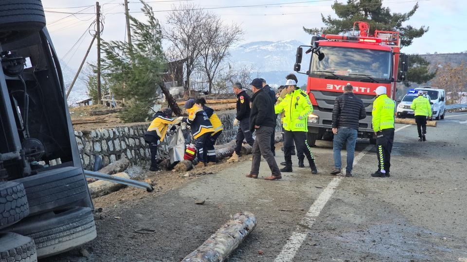 Tomruk yüklü kamyon devrildi: 2 ölü