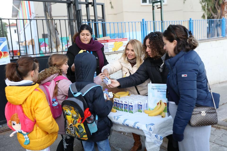 Güzelbahçe Belediyesi'nden çocuklara okul sürprizi