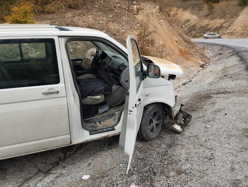 OTOMOBİL İLE MİNİBÜS KAFA KAFAYA ÇARPIŞTI, 1'İ AĞIR 10 KİŞİ YARALANDI