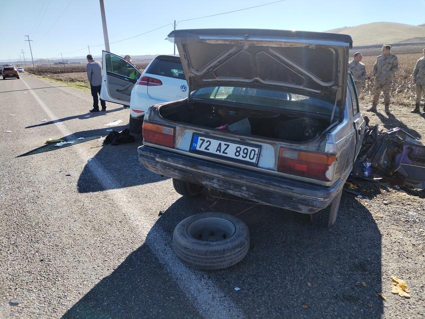 DİYARBAKIR'DA İKİ OTOMOBİL KAFA KAFAYA ÇARPIŞTI: 2 ÖLÜ, 1 YARALI