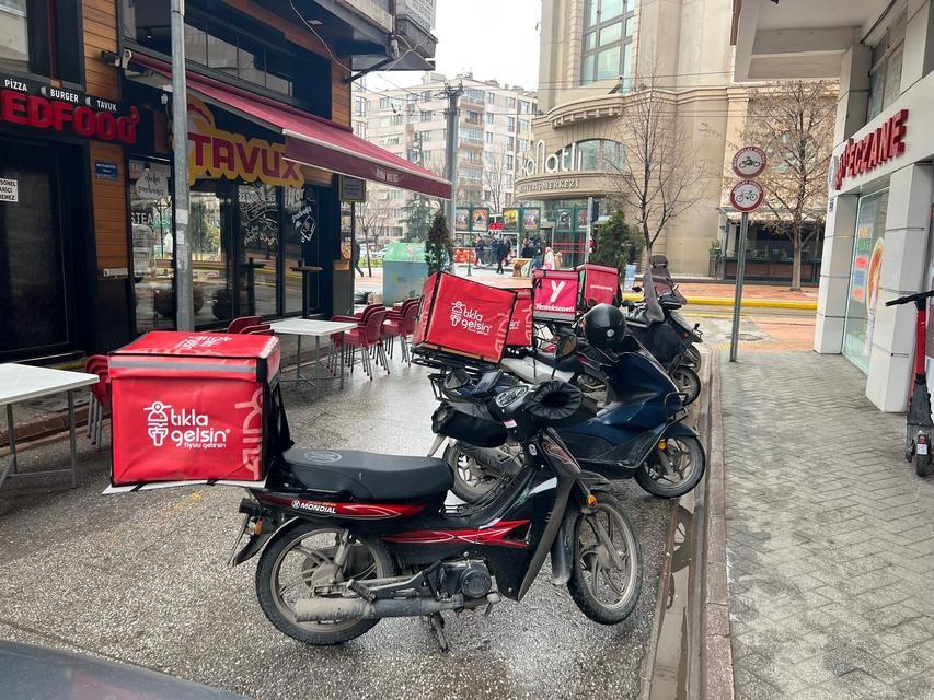 TRAFİĞE KAPALI OLMASINA RAĞMEN OTOPARK GİBİ KULLANILAN SOKAKLA İLGİLİ HALA ÇÖZÜM ÜRETİLMEDİ