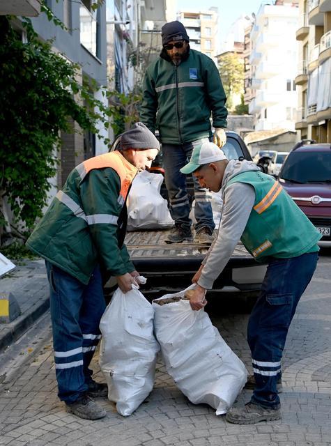 Kuşadası'nda ağaç atıkları ihtiyaç sahipleri için yakacağa dönüşüyor