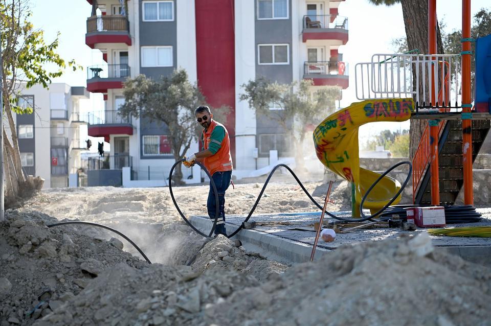 KUŞADASI BELEDİYESİ DEĞİRMENDERE'DE PARK YENİLEME ÇALIŞMASINA BAŞLADI