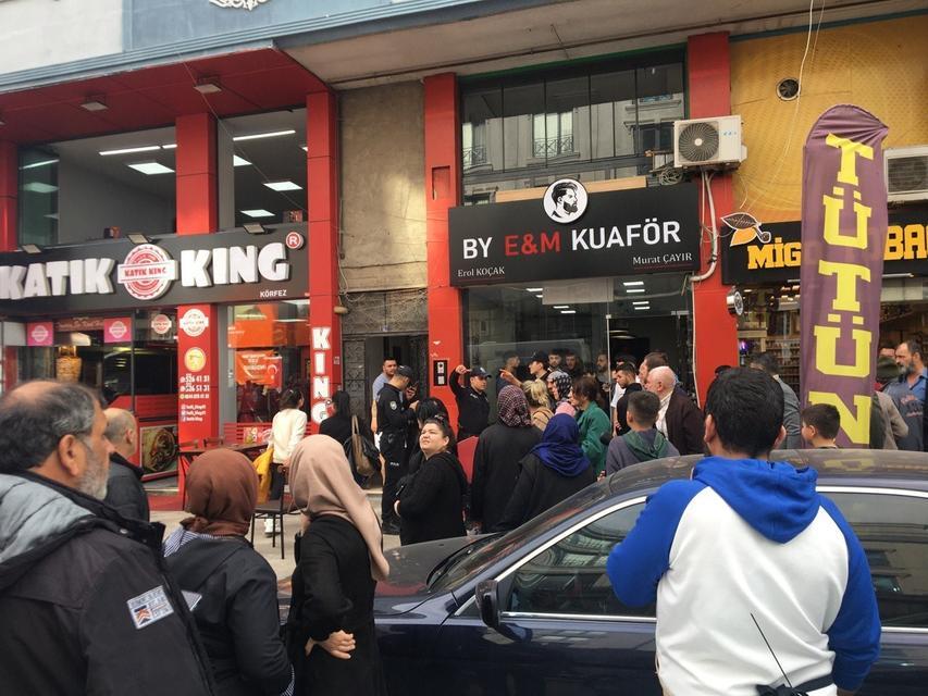 Kocaeli'nin Körfez ilçesinde bir ay önce boşandığı 3 çocuk annesi eski eşini yemek yediği esnada tabancayla vurarak öldüren zanlı tutuklandı.