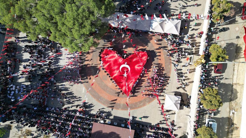 KUYUCAK'TA CUMHURİYET COŞKUSU MEYDANLARA SIĞMADI