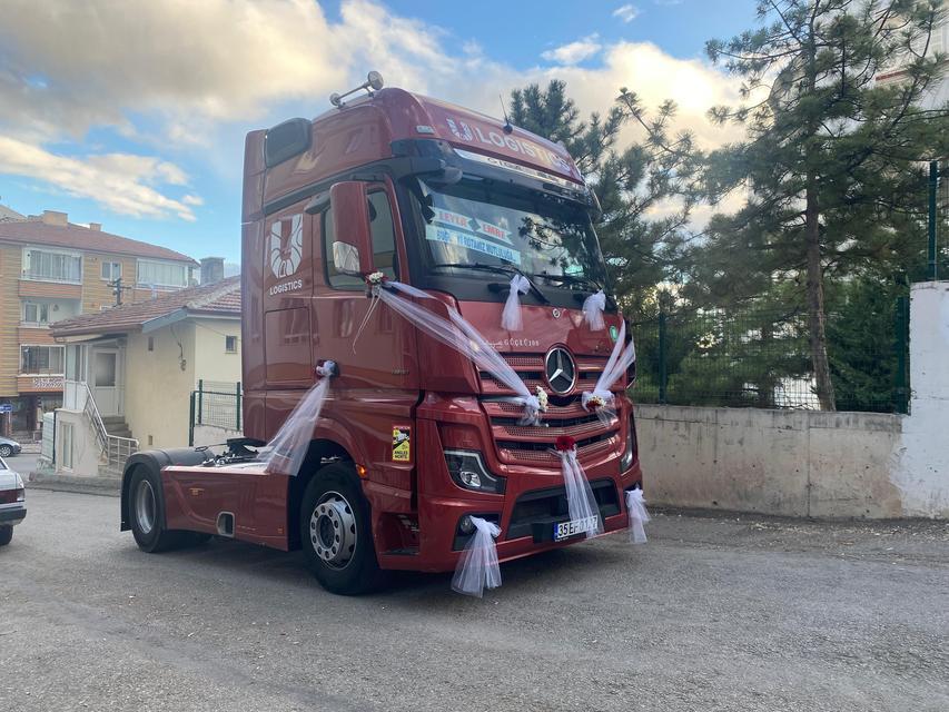 KADIN TIR ŞOFÖRÜ, TIRINI DÜĞÜN ARABASI YAPTI