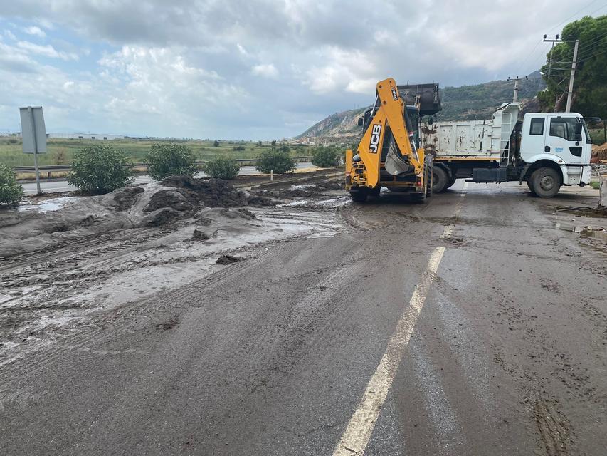 SÖKE BELEDİYESİ YAĞIŞ SONRASI KAPANAN KARAYOLUNU TEMİZLEYEREK TRAFİĞE AÇTI