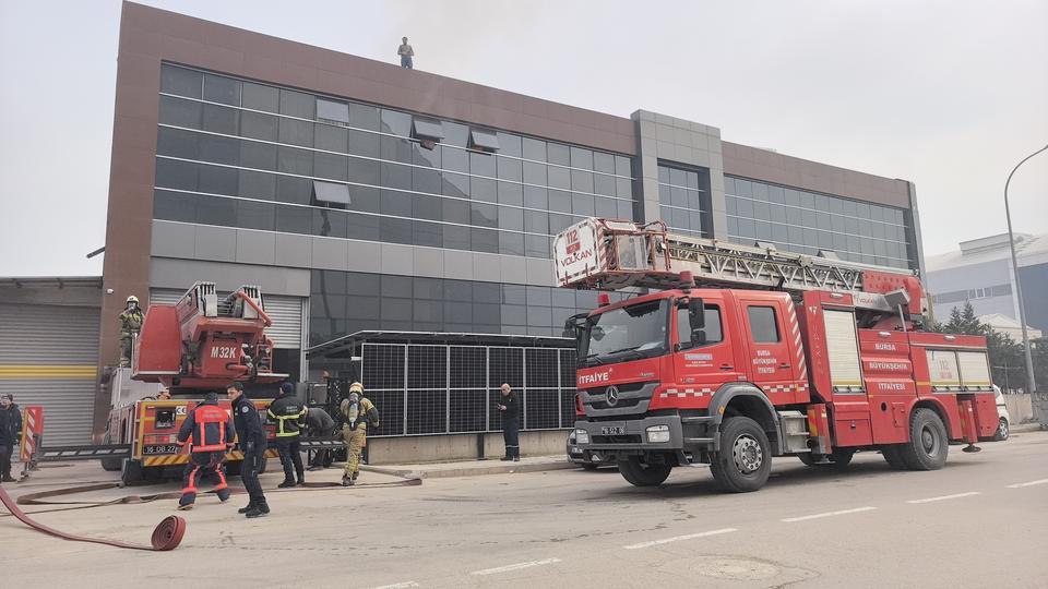 TEKSTİL FABRİKASINDA YANGIN: 1 İTFAİYE ERİ YARALI