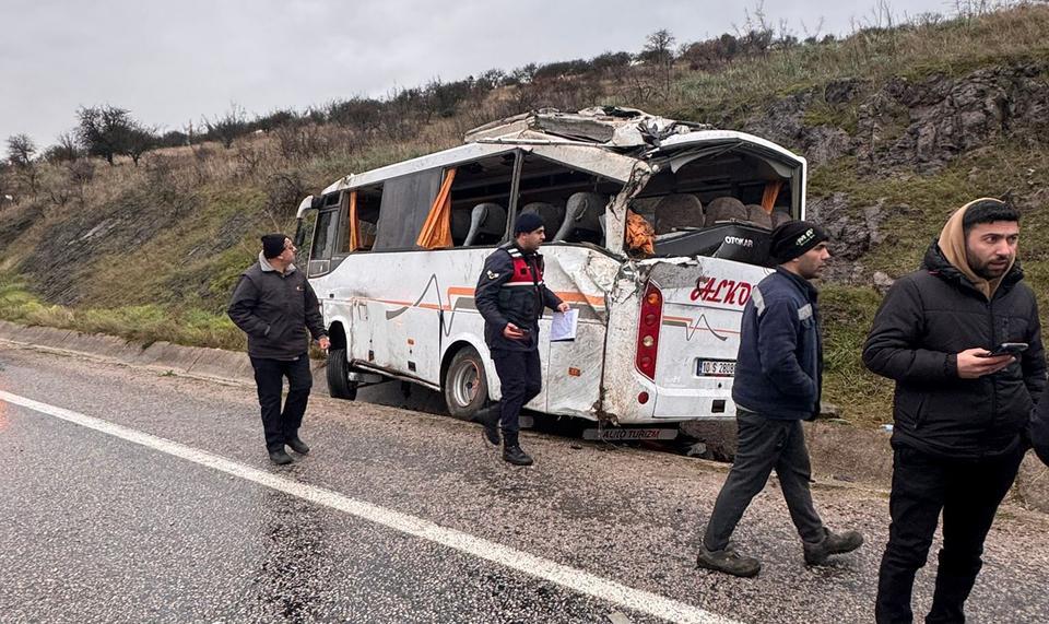 İşçi servisi devrildi: 4'ü ağır 26 yaralı