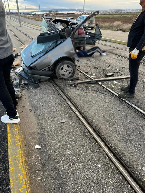 DİREĞE ÇARPAN ARAÇ İKİYE BÖLÜNDÜ: 1 ÖLÜ, 1'İ AĞIR 3 YARALI