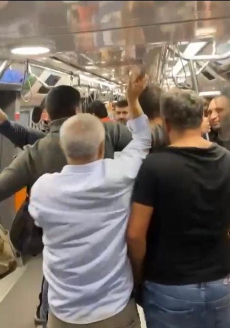 METRODA 'TÜKÜRÜK' KAVGASI KAMERADA: METRO BOKS RİNGİNİ ARATMADI