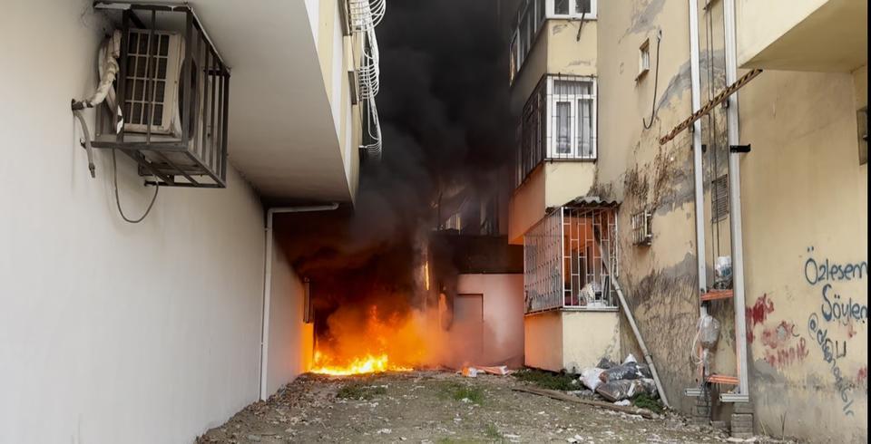 Bina boşluğunda çıkan yangın dairelere sıçradı