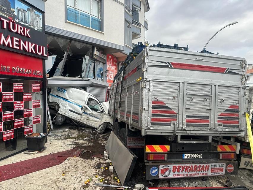 FRENİ PATLAYAN KAMYON ÖNÜNE ALDIĞI ARACI SÜRÜKLEYEREK DÜKKANA GİRDİ: 2 YARALI KAZA ANI GÜVENLİK KAMERALARINA YANSIDI