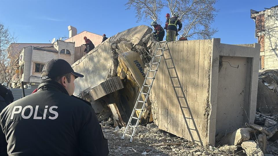 UŞAK'TA YIKIM ESNASINDA İŞ MAKİNESİ OPERATÖRÜ ENKAZ ALTINDA KALDI