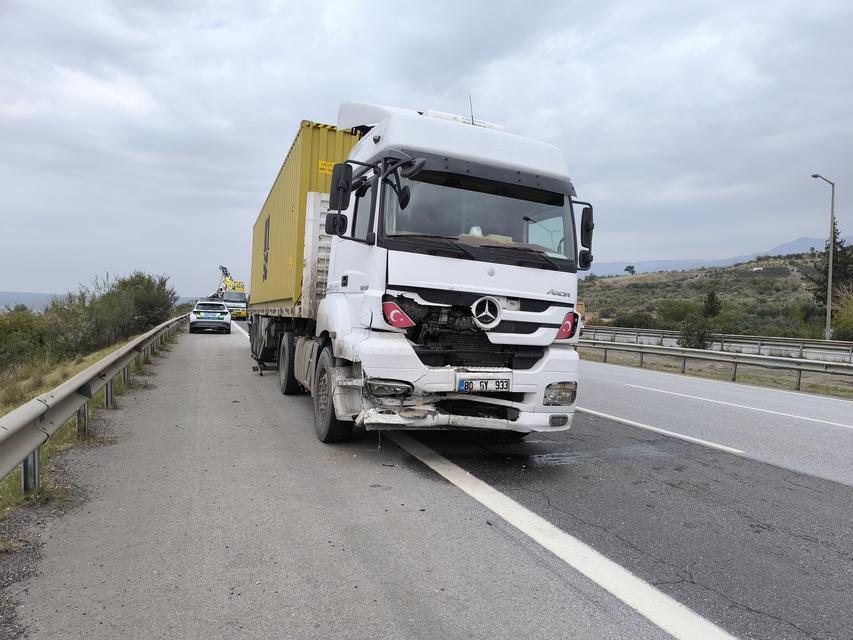 TIRLA OTOMOBİL ÇARPIŞTI: 2 ÖLÜ 1 YARALI