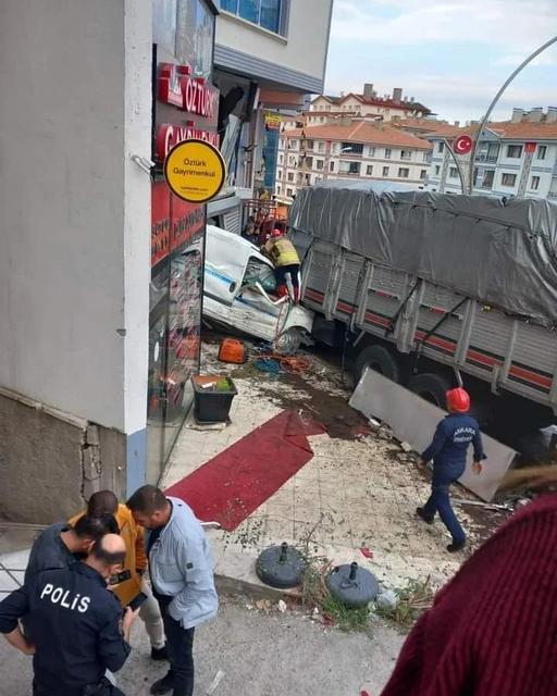 FRENİ PATLAYAN KAMYON ÖNÜNE ALDIĞI ARACI SÜRÜKLEYEREK DÜKKANA GİRDİ: 2 YARALI KAZA ANI GÜVENLİK KAMERALARINA YANSIDI